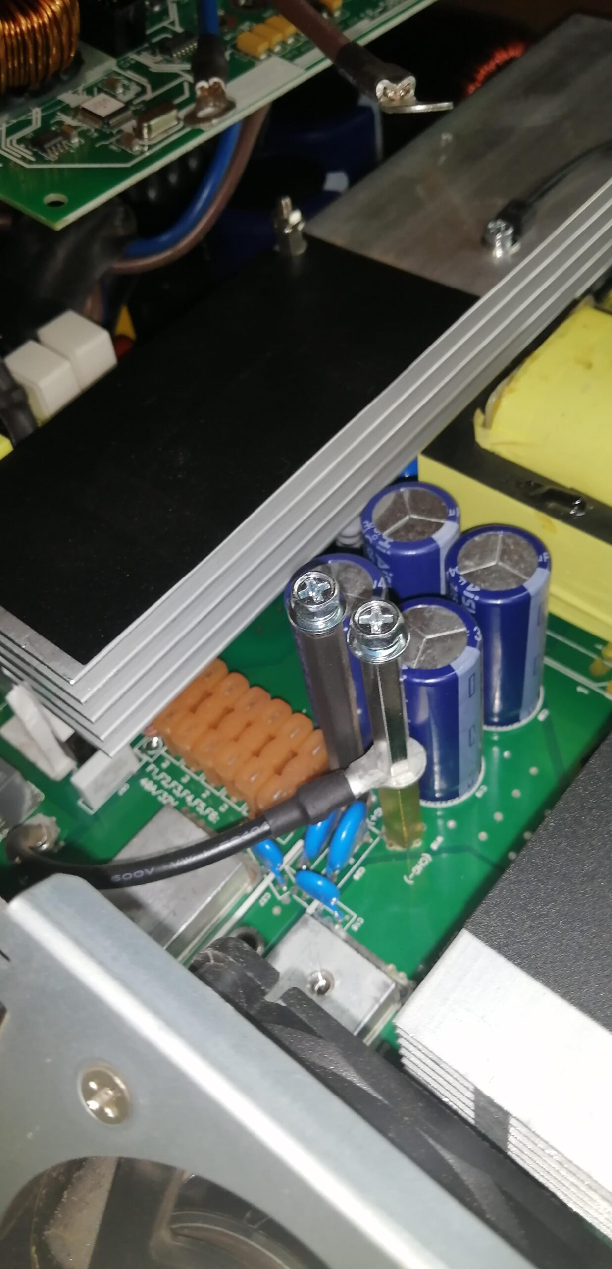 Tại Sao Nhiều Chủ Đầu Tư Chọn ADC Đông Dương Để Sửa Biến Tần KSTAR?

Khi inverter KSTAR xuất hiện lỗi, điều khách hàng cần không đơn thuần là một đơn vị có thể thay linh kiện. Điều thực sự quan trọng là tìm được đội ngũ đủ năng lực xác định nguyên nhân gốc, xử lý triệt để sự cố và giúp hệ thống vận hành ổn định lâu dài.

Trong lĩnh vực điện mặt trời, việc sửa chữa sai hướng không chỉ làm phát sinh thêm chi phí mà còn khiến hệ thống mất sản lượng trong thời gian dài. Đối với nhà máy, doanh nghiệp hoặc hộ gia đình có công suất lớn, mỗi ngày inverter ngừng hoạt động đều đồng nghĩa với việc thất thoát doanh thu và kéo dài thời gian hoàn vốn.

Đó là lý do ngày càng nhiều khách hàng tìm đến ADC Đông Dương khi cần sửa biến tần KSTAR, sửa inverter điện mặt trời KSTAR hoặc tư vấn các vấn đề kỹ thuật chuyên sâu liên quan đến hệ thống điện mặt trời hòa lưới.

ADC Đông Dương Không Chỉ Sửa Lỗi Mà Phân Tích Nguyên Nhân Gốc

Thực tế cho thấy phần lớn các trường hợp hư hỏng inverter đều có nguyên nhân sâu xa phía sau.

Ví dụ:

Grid Fault có thể do điện lưới.

Isolation Fault có thể do pin mặt trời.

Bus Voltage Fault có thể do tụ DC Bus.

DSP Fault có thể do nguồn điều khiển.

PV Voltage Fault có thể do thiết kế hệ thống.

Nếu chỉ xóa lỗi hoặc thay linh kiện theo triệu chứng, inverter hoàn toàn có thể tái phát lỗi sau vài ngày hoặc vài tuần vận hành.

Tại ADC Đông Dương, mọi quy trình sửa chữa đều bắt đầu bằng việc truy tìm nguyên nhân gốc.

Kỹ thuật viên sẽ đánh giá toàn bộ:

Hệ thống pin mặt trời.

Điện áp DC.

Điện áp AC.

Chất lượng điện lưới.

Bo công suất.

Bo điều khiển.

DSP.

Nguồn Switching.

Module truyền thông.

Hệ thống chống sét.

Quy trình này giúp xác định chính xác lỗi phát sinh từ inverter hay từ hệ thống bên ngoài.

Kinh Nghiệm Thực Tế Là Yếu Tố Tạo Nên Khác Biệt

Trong ngành điện mặt trời, nhiều lỗi không thể tìm thấy trong tài liệu kỹ thuật.

Đó là những lỗi chỉ xuất hiện sau nhiều năm vận hành thực tế.

Ví dụ:

Quạt vẫn quay nhưng lưu lượng gió giảm.

Tụ DC Bus chưa phồng nhưng ESR đã vượt ngưỡng.

Relay vẫn đóng cắt nhưng tiếp điểm đã suy giảm.

Driver vẫn có xung nhưng biên độ không đạt yêu cầu.

Logger vẫn hoạt động nhưng dữ liệu truyền không ổn định.

Đây là những trường hợp mà chỉ kỹ thuật viên thường xuyên tiếp xúc với inverter KSTAR mới có thể nhận biết nhanh chóng.

ADC Đông Dương đã tiếp nhận nhiều trường hợp từ hộ gia đình, trang trại, nhà xưởng và hệ thống điện mặt trời công nghiệp với nhiều dòng inverter khác nhau.

Chính kinh nghiệm thực tế giúp quá trình chẩn đoán trở nên chính xác hơn và tiết kiệm thời gian hơn cho khách hàng.

Năng Lực Sửa Chữa Từ Hệ Dân Dụng Đến Công Nghiệp

Một trong những điểm mạnh của ADC Đông Dương là khả năng xử lý đa dạng công suất inverter.

Bao gồm:

Inverter dân dụng 3kW.

Inverter 5kW.

Inverter 10kW.

Inverter 20kW.

Inverter 50kW.

Inverter 100kW.

Inverter chuỗi công nghiệp.

Inverter Hybrid tích hợp pin lưu trữ.

Nhờ đó khách hàng có thể nhận được hỗ trợ kỹ thuật đồng bộ dù hệ thống thuộc quy mô nhỏ hay lớn.

Trang Thiết Bị Chẩn Đoán Chuyên Sâu

Nhiều lỗi của inverter không thể phát hiện bằng đồng hồ đo thông thường.

ADC Đông Dương sử dụng các thiết bị chuyên dụng phục vụ chẩn đoán và sửa chữa:

Máy hiện sóng Oscilloscope.

Máy đo ESR tụ điện.

Máy đo cách điện Megger.

Nguồn DC giả lập.

Thiết bị mô phỏng điện lưới.

Máy phân tích tín hiệu PWM.

Camera nhiệt công nghiệp.

Thiết bị kiểm tra linh kiện bán dẫn.

Nhờ đó các lỗi tiềm ẩn được phát hiện sớm trước khi phát triển thành hư hỏng nghiêm trọng.

Quy Trình Kiểm Tra Sau Sửa Chữa Nghiêm Ngặt

Một inverter được sửa xong chưa đồng nghĩa với việc có thể đưa vào vận hành ngay.

ADC Đông Dương áp dụng quy trình kiểm tra nhiều lớp trước khi bàn giao.

Bao gồm:

Kiểm tra điện áp đầu vào.

Kiểm tra MPPT.

Kiểm tra hòa lưới.

Kiểm tra nhiệt độ.

Kiểm tra công suất tải.

Kiểm tra bảo vệ quá áp.

Kiểm tra bảo vệ thấp áp.

Kiểm tra bảo vệ cách điện.

Kiểm tra truyền thông.

Kiểm tra kết nối Wifi.

Mục tiêu là bảo đảm inverter đạt trạng thái hoạt động ổn định trong điều kiện vận hành thực tế.

Tư Vấn Chuyên Sâu Về Công Nghệ Điện Mặt Trời

Nhiều khách hàng tìm đến ADC Đông Dương không chỉ để sửa chữa.

Một phần lớn khách hàng cần được giải đáp các vấn đề kỹ thuật như:

Tại sao sản lượng giảm?

Có nên lắp pin lưu trữ?

Có nên nâng cấp inverter?

Có nên thay thế toàn bộ hệ thống?

Làm thế nào để tăng tuổi thọ inverter?

Làm thế nào để hạn chế hư hỏng do sét?

Làm thế nào để tối ưu hiệu suất phát điện?

Nhờ kinh nghiệm thực tế trong lĩnh vực điện tử công suất và năng lượng mặt trời, ADC Đông Dương có thể đưa ra các giải pháp phù hợp với từng hệ thống cụ thể thay vì tư vấn theo khuôn mẫu chung.

Hỗ Trợ Bảo Trì Và Phòng Ngừa Hư Hỏng

Nhiều khách hàng chỉ tìm đến đơn vị sửa chữa khi inverter đã dừng hoạt động.

Tuy nhiên phần lớn sự cố nghiêm trọng đều có dấu hiệu cảnh báo từ trước.

ADC Đông Dương cung cấp các dịch vụ:

Kiểm tra định kỳ inverter.

Vệ sinh công nghiệp.

Kiểm tra quạt làm mát.

Kiểm tra tụ DC Bus.

Kiểm tra cách điện hệ thống.

Kiểm tra chống sét.

Kiểm tra tiếp địa.

Kiểm tra hiệu suất phát điện.

Việc bảo trì định kỳ giúp phát hiện sớm nguy cơ và giảm đáng kể chi phí sửa chữa trong tương lai.

Cam Kết Minh Bạch Trong Từng Khâu Kỹ Thuật

Một trong những điều khách hàng đánh giá cao là tính minh bạch.

Trước khi sửa chữa, ADC Đông Dương luôn cung cấp:

Nguyên nhân hư hỏng.

Tình trạng linh kiện.

Phương án xử lý.

Khuyến nghị kỹ thuật.

Chi phí dự kiến.

Thời gian hoàn thành.

Điều này giúp khách hàng chủ động đưa ra quyết định thay vì sửa chữa trong tình trạng không nắm rõ thông tin.

Khi Gặp Lỗi KSTAR, Điều Quan Trọng Không Phải Là Sửa Nhanh Mà Là Sửa Đúng

Một inverter KSTAR có thể báo cùng một mã lỗi nhưng nguyên nhân thực tế hoàn toàn khác nhau.

Việc thay nhầm linh kiện hoặc xử lý không đúng hướng có thể khiến chi phí tăng lên nhiều lần và làm kéo dài thời gian ngừng phát điện.

Đó là lý do nhiều hộ gia đình, doanh nghiệp và chủ đầu tư lựa chọn ADC Đông Dương khi cần:

Sửa biến tần KSTAR.

Sửa inverter KSTAR.

Sửa chữa biến tần hòa lưới KSTAR.

Sửa inverter điện mặt trời KSTAR.

Khắc phục KSTAR inverter lỗi không phát điện.

Khắc phục KSTAR báo lỗi Grid.

Khắc phục KSTAR báo lỗi Isolation.

Khắc phục KSTAR báo lỗi PV Voltage.

Khắc phục KSTAR không hòa lưới.

Khắc phục KSTAR mất kết nối Wifi.

Khắc phục KSTAR không lên nguồn.

Sửa inverter KSTAR